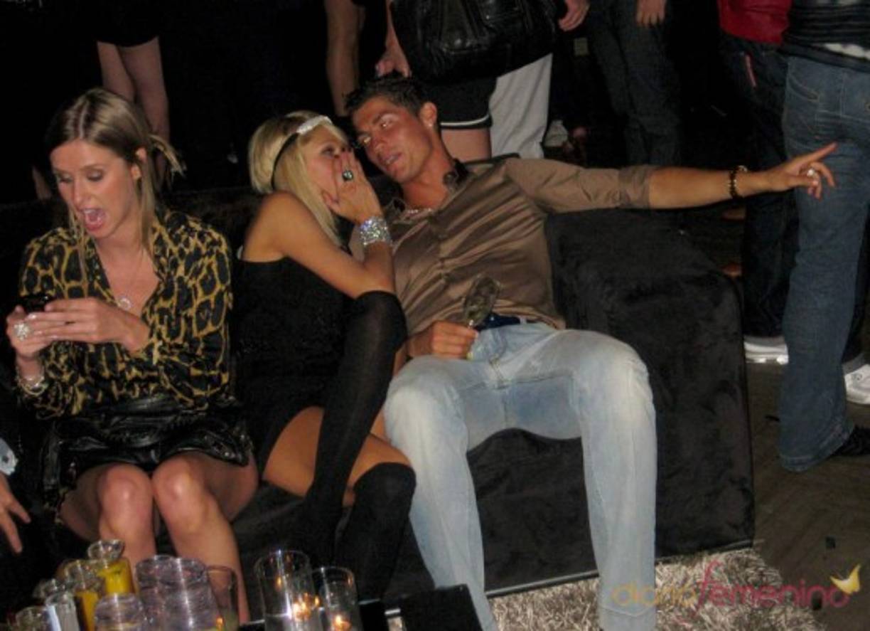 Hasta con Paris Hilton. Cristiano Ronaldo ha estado vinculado con la cantante, tuvieron una noche de locura. Luego Paris aseguró que el jugador usaba flores en la cabeza por lo que a ella le gustan los hombres machos y no afeminados.