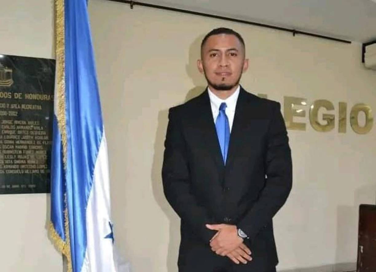 Dos meses después de graduarse, se afilió en el Colegio de Abogados de Honduras (CPH). 