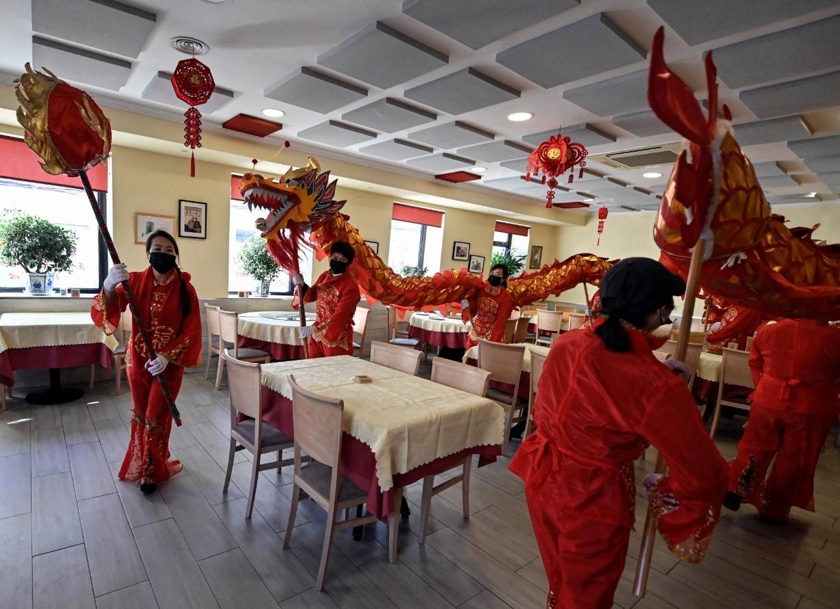 Los días festivos en el país asiático se extenderán desde hoy hasta el próximo sábado, pero los chinos se enfrentarán durante este período a restricciones de viaje y a suspensión de eventos tradicionales.