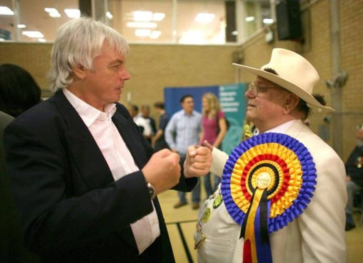 David Icke (izquierda). Futbolista inglés que se retiró por artritis, siguió como comentarista deportivo hasta que sintió una presencia que le dijo que su misión era sanar al mundo. Se ha dedicado a religiones alternativas.
