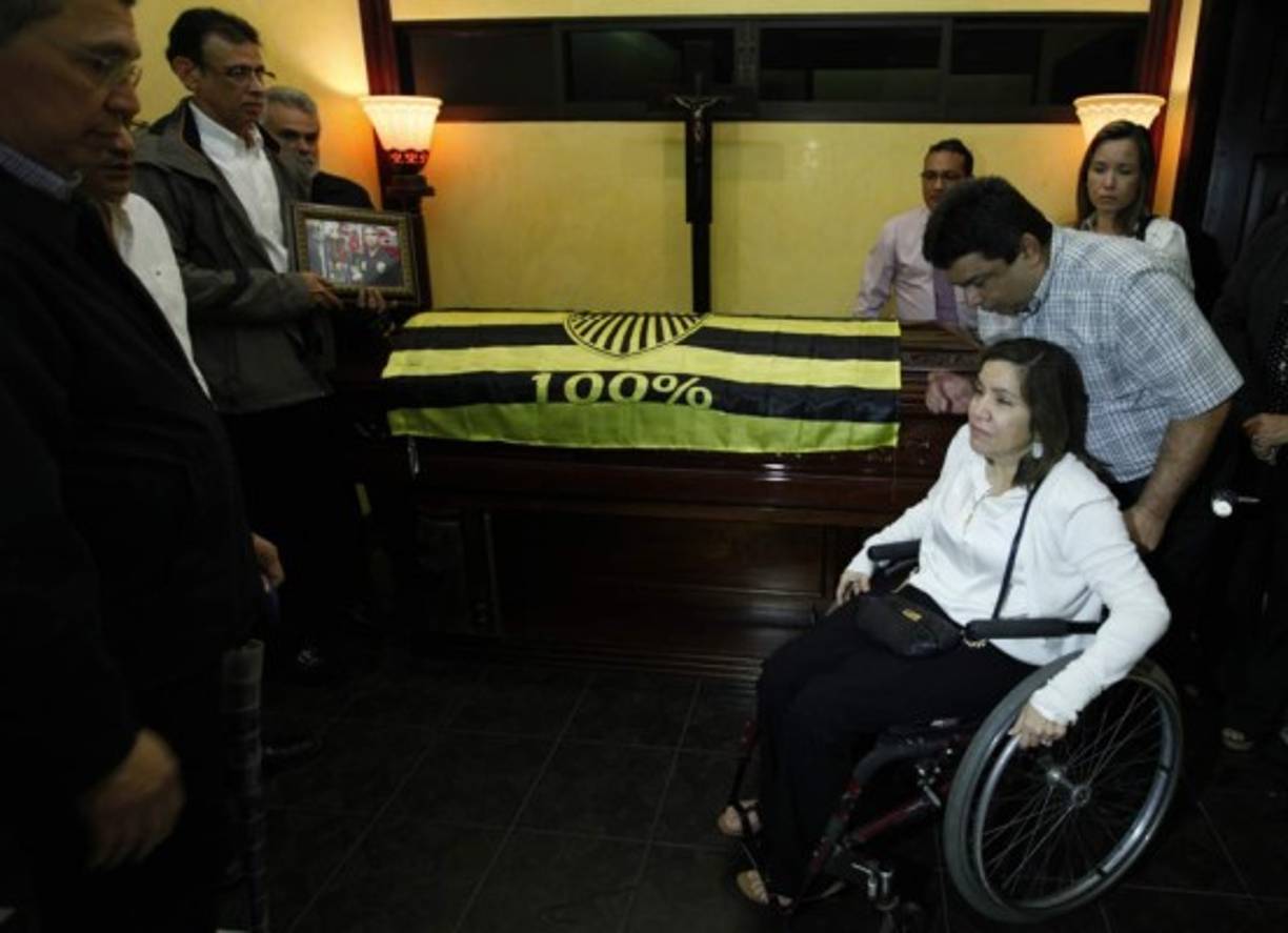 La esposa de Mario Verdial, Audrey Carolina Argueta, muy triste por la muerte de su marido.