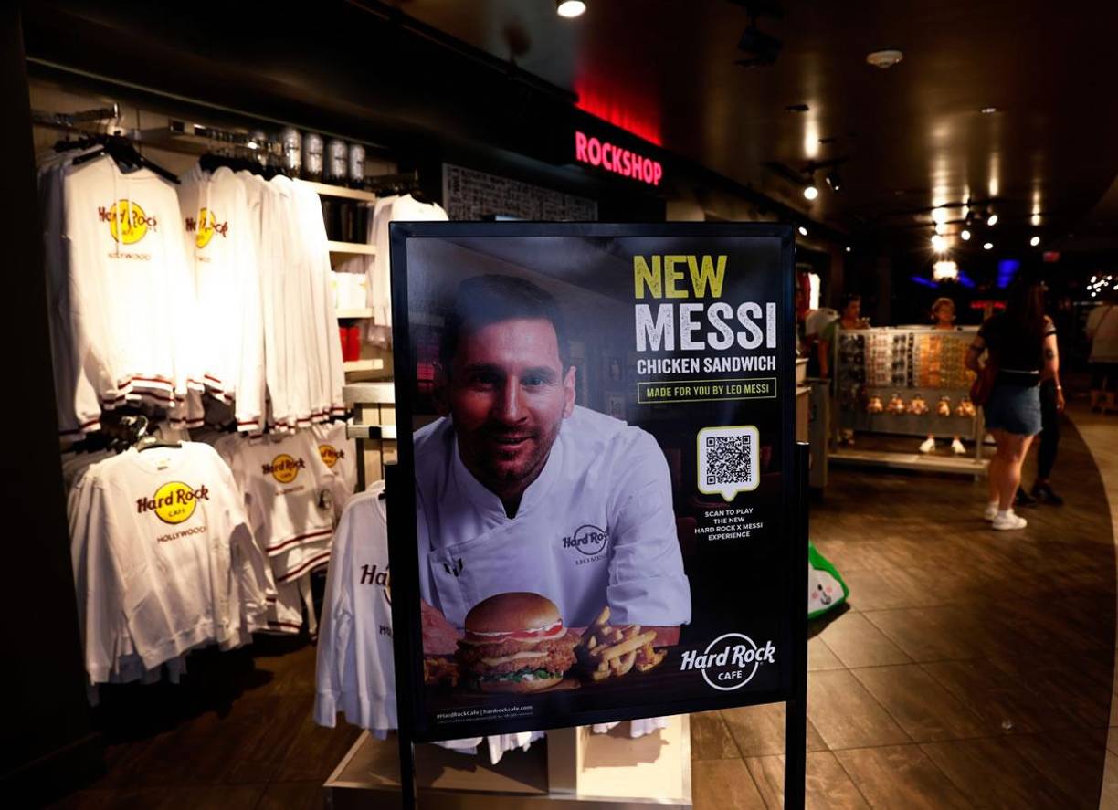 2. Alianza con Hard Rock International. Messi continuó su colaboración con esa cadena con el lanzamiento del superhéroe de juguete “Capitán Messi” y un menú de edición limitada diseñado por el propio futbolista, amén de una especial hamburguesa inspirada en el crack argentino.