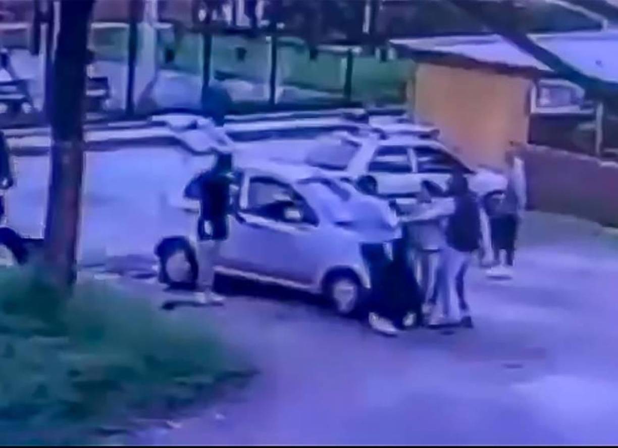 Una de las líneas de investigación en la cual trabajan las autoridades es la relación de la víctima con una menor de edad de 15 años que lo acompañaba en el momento que se desató la riña en la que falleció.