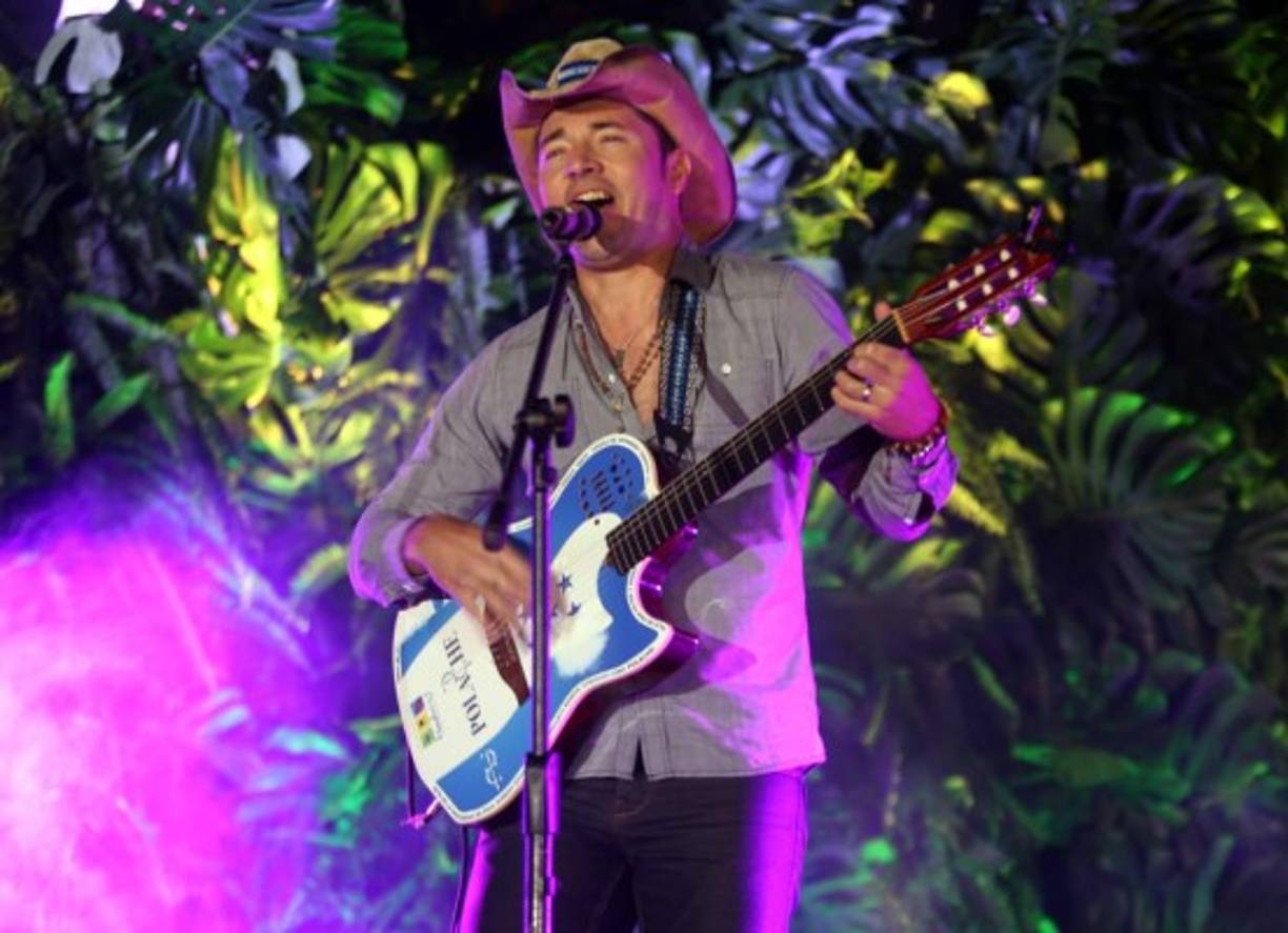 El popular cantautor Polache participó de la alborada.