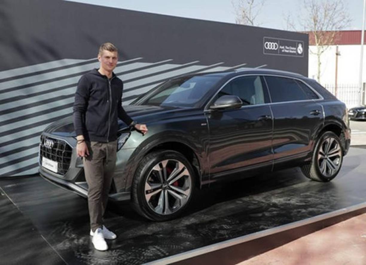 Toni Kroos eligió el modelo Q8 50 TDI quattro tiptronic en color gris daytona con un precio de 87950 euros.