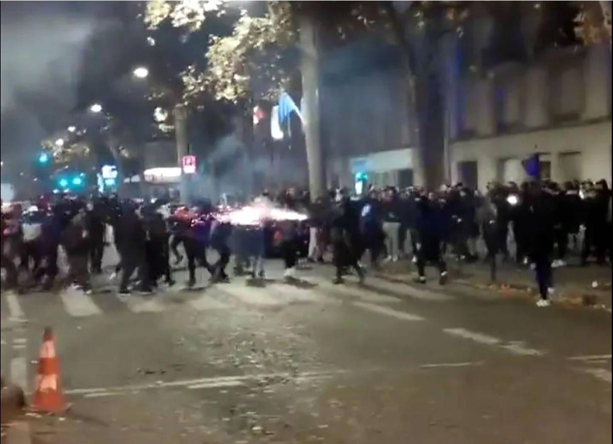 Aficionados lanzaron fuegos artificiales a la policía antidisturbios en París durante el caos.
