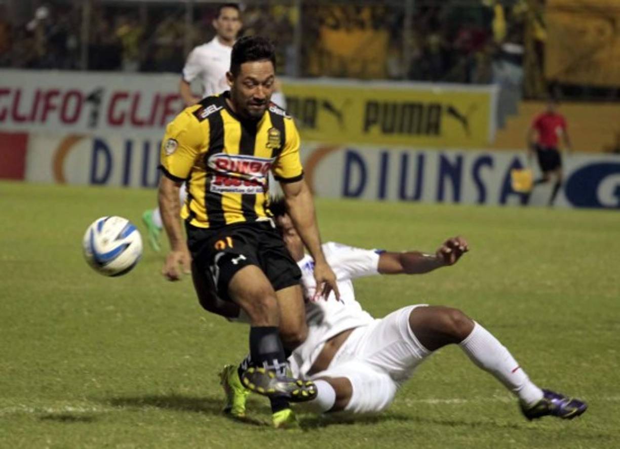 Secuencia del penal que le cometió Ever Alvarado al colombiano Juan Camilo Aguirre.