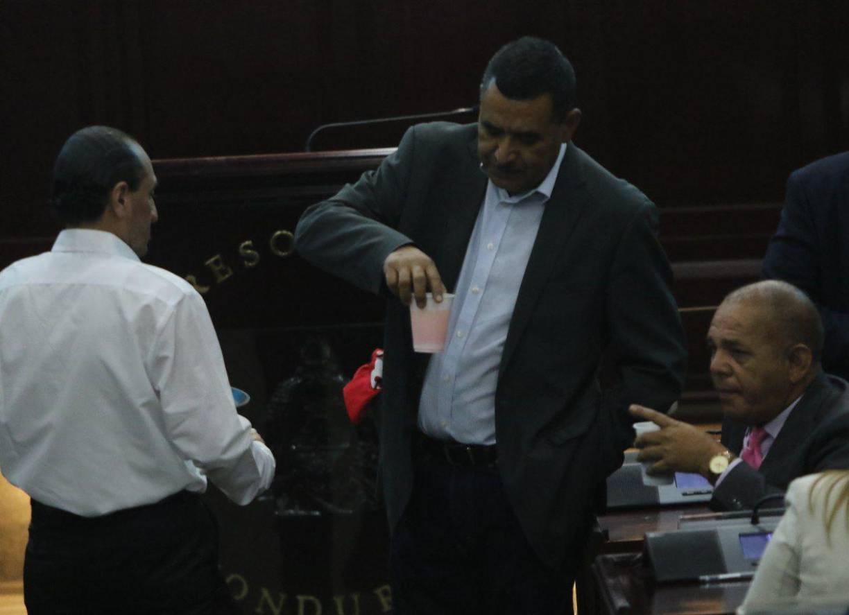 En principio, Libre pretendía tener ocho magistrados, pero después de múltiples negociaciones se bajaron a seis, a los que se suman cinco del Partido Nacional y cuatro del Partido Liberal.