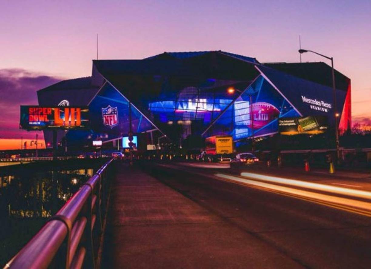 El Mercedes Benz Stadium se inició a construir en el 2014 y fue inaugurado el 26 de agosto del 2017. El costo total fue de 1.6 billones de dólares.