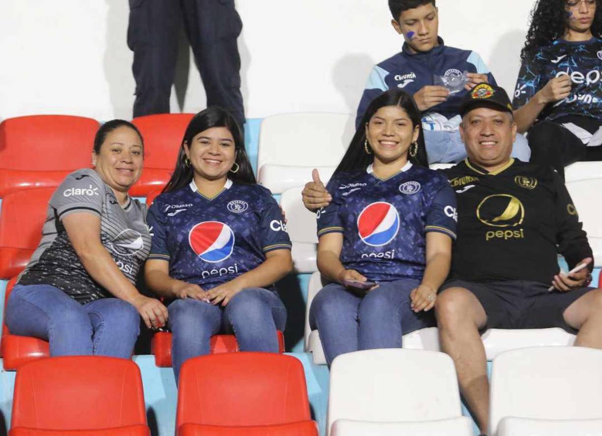 Esta linda familia llegó al Nacional desde tempranas horas de la tarde. Arribaron dos horas antes del pitazo inicial de Nelson Salgado.