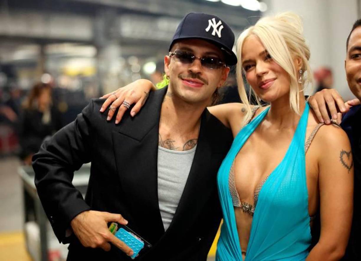 Karol G y Feid se conocieron al inicio de sus carreras musicales, aproximadamente en el 2010, cuando ambos eran artistas urbanos de Medellín. Se cree que se conocieron como colegas musicales, y que su coqueteo se inició en 2021 luego de la grabación de la canción “Friki”. 