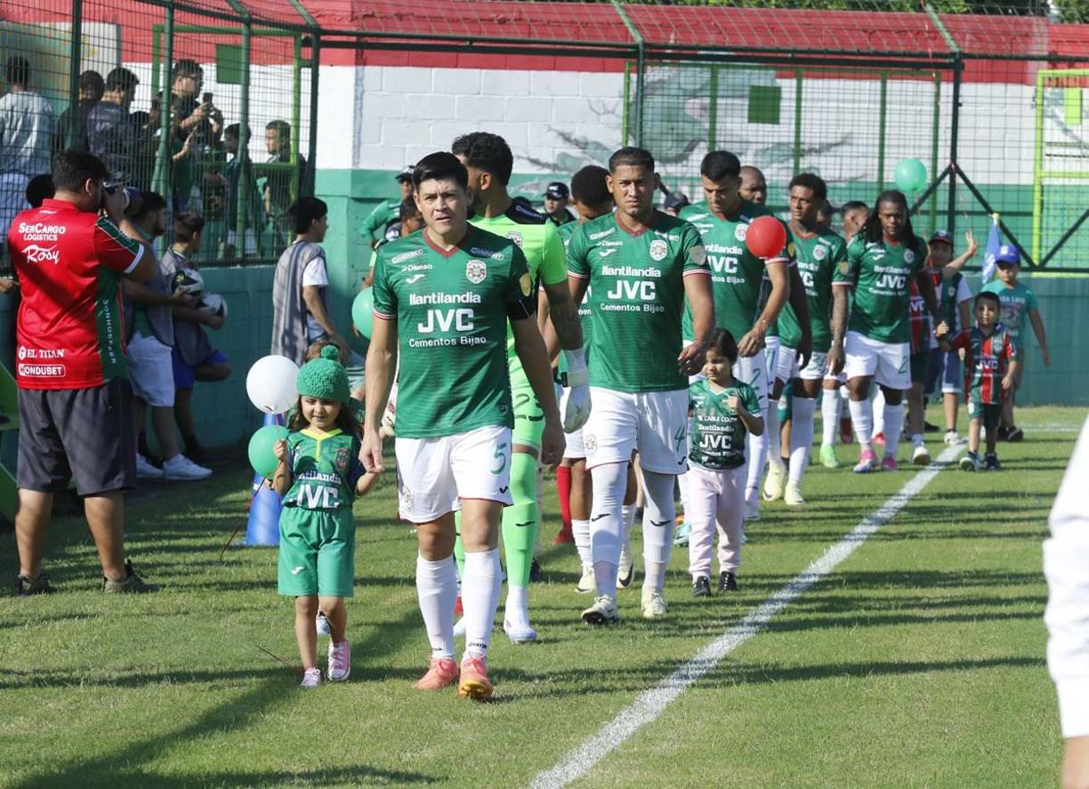Los jugadores del Marathón salieron de la mano de niños que cargaban globos con los colores del equipo.