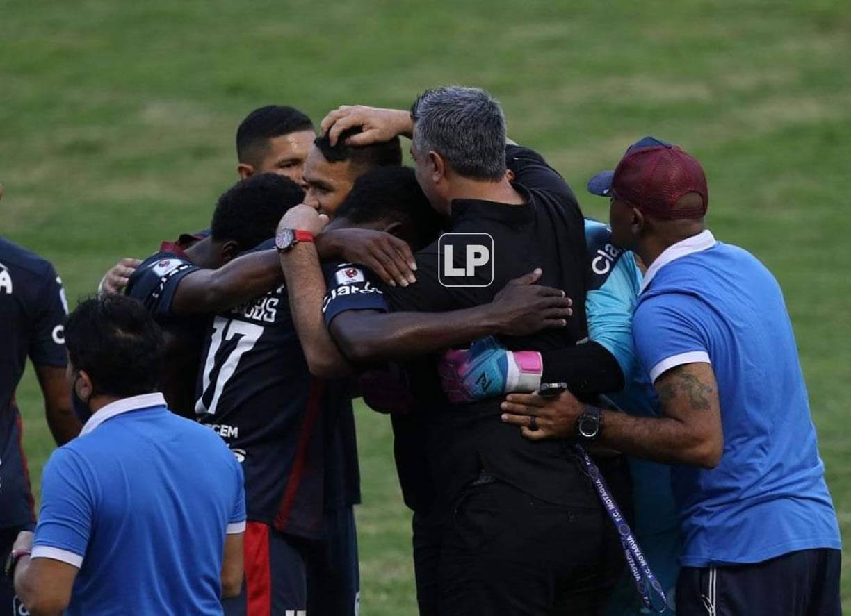 Diego Vázquez se mostró unido con sus futbolistas en el último partido.