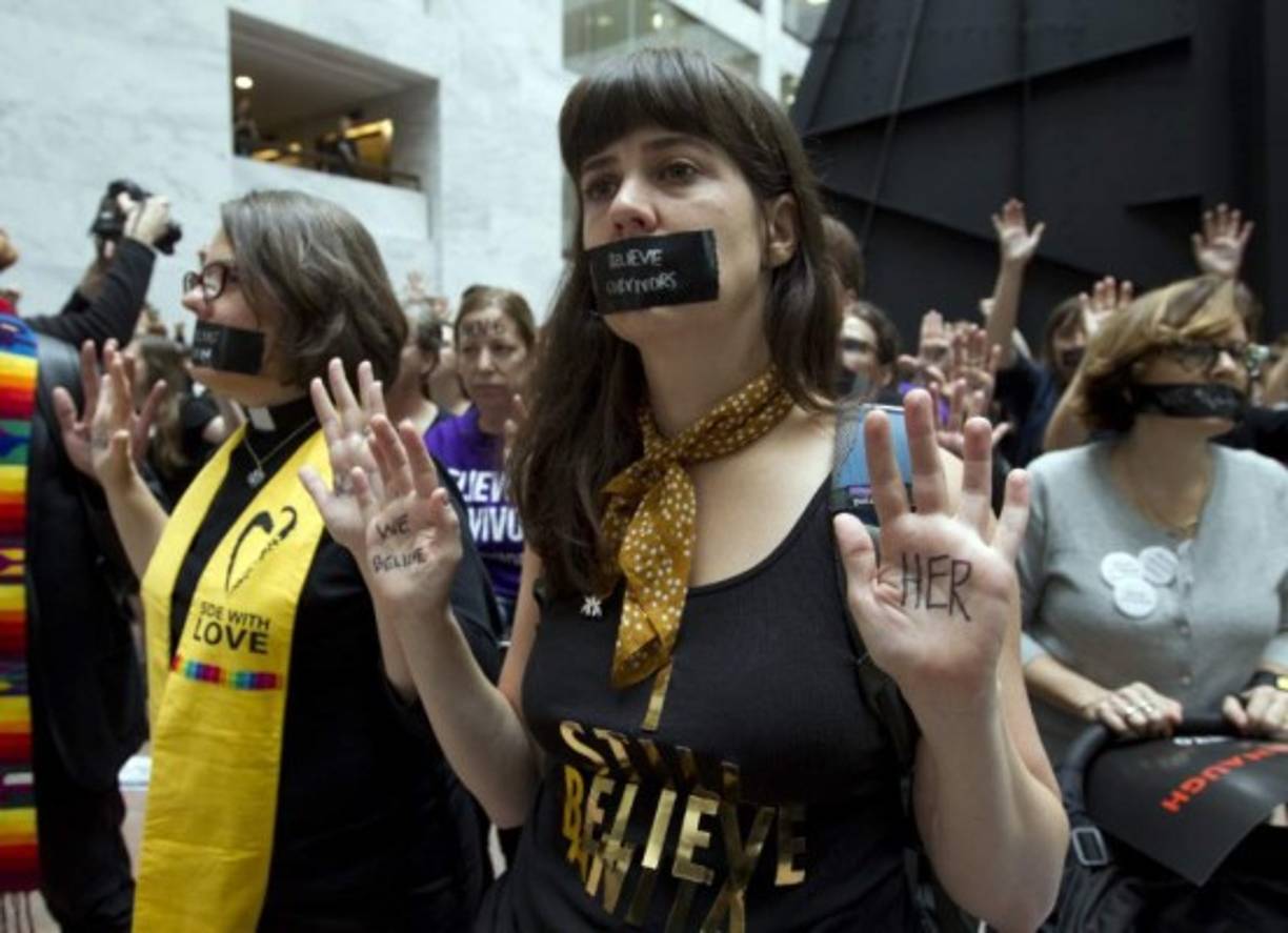 Mujeres con cárteles y mensajes en los que se lee 'le creemos' abarrotaron el Senado desde tempranas horas, esperando la histórica audiencia que definirá si Kavanaugh es confirmado o no como el nuevo juez vitalicio del Supremo de EEUU.