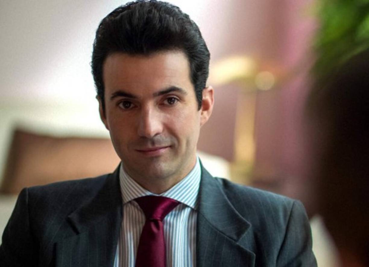 Contrario a López, Patricio Robles, interpretado por Pablo Cruz Guerrero, llega a la historia para encarnar a un representante ventajoso y con oscuras intenciones, inspirado en varios de los promotores que trabajaron con Luis Miguel. 'Lo describiría como un personaje filoso, ocurrente, analítico y obsesivo compulsivo a veces. Hay ciertas características del hombre, de la higiene de su imagen y del personaje que hablan mucho de quién es y espero que eso se transmita en la pantalla', dijo a Efe Cruz Guerrero.