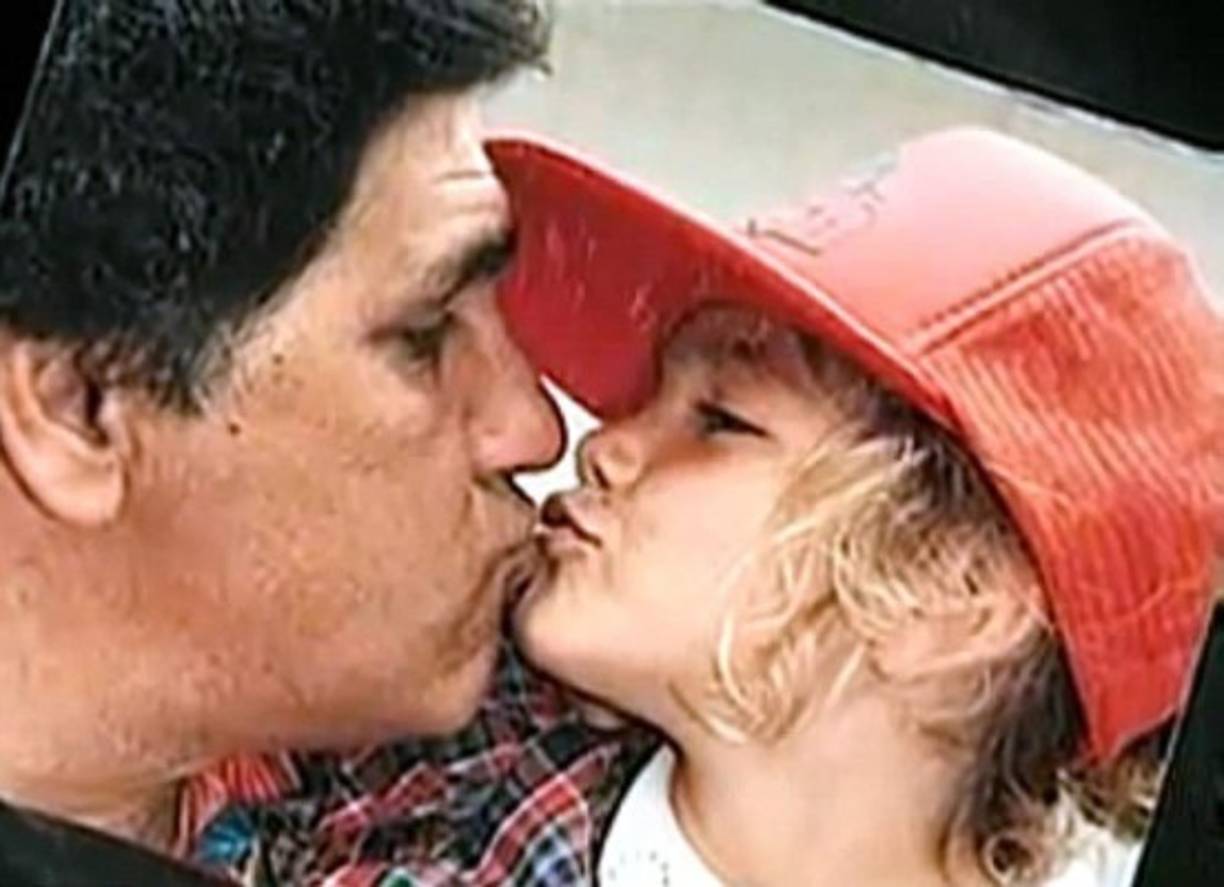 Cuando tenía siete años y sus padres estaban separados, el papá la engañó, junto a su hermano, y los abandonó.