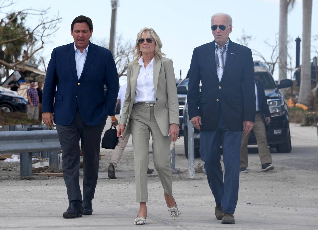 Si bien Biden busca mostrar empatía, el ambiente se volvió un poco tenso cuando estuvo junto al gobernador Ron DeSantis, una estrella emergente del Partido Republicano y crítico particularmente duro del presidente demócrata.