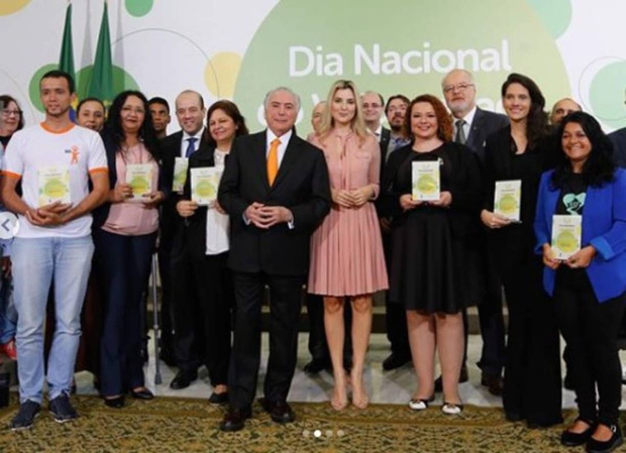 Desde sus primeras apariciones en público Marcela Temer se ha robado la atención de la prensa y ha provocado las reacciones más dispares tanto por su exuberante belleza rubia como por sus comentarios.