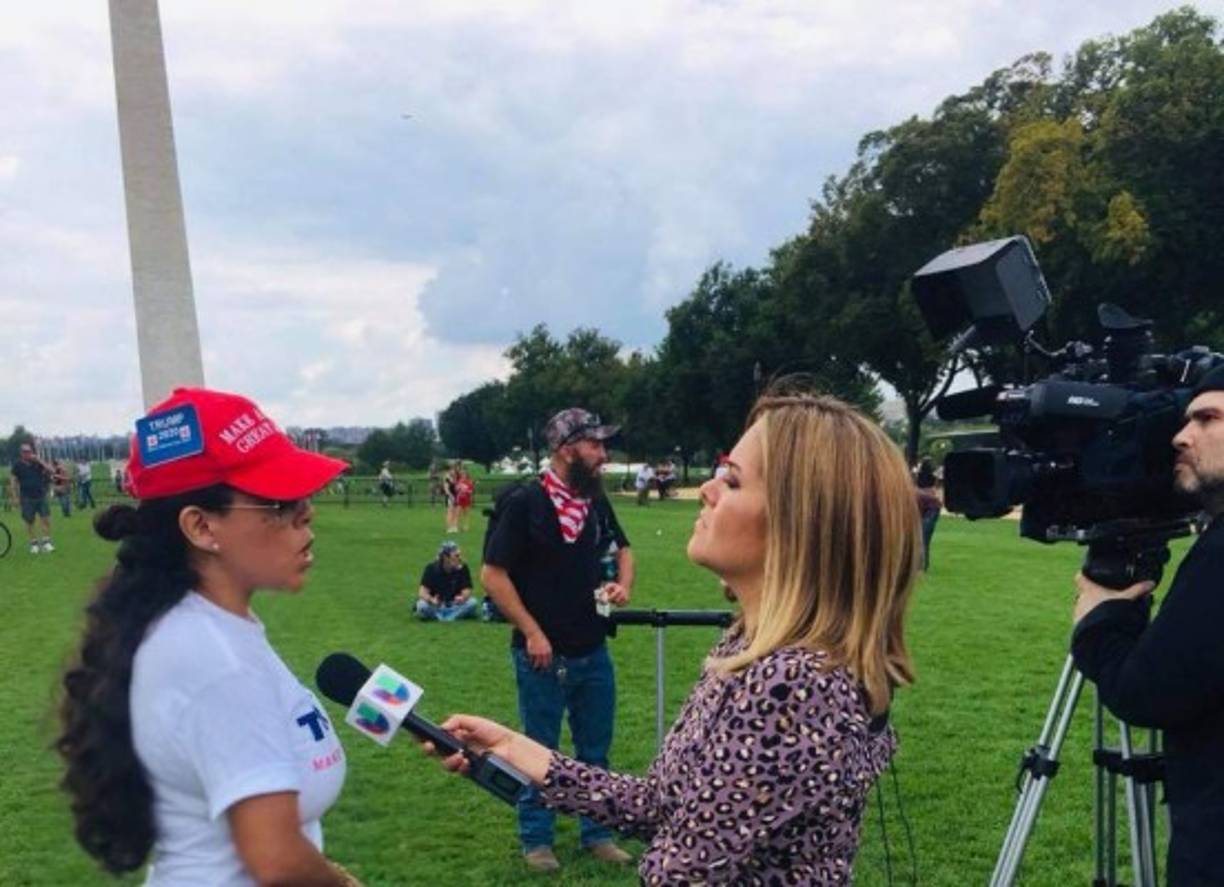 Paloma nació en Ciudad de México y emigró legalmente al país vecino del norte con ocho años, cuando su madre se quedó viuda y se casó con un estadounidense, aunque de mayor decidió regresar a México porque 'es más barato' y tiene allí negocios, varias casas y cuida a 'muchos perros'.<br/>