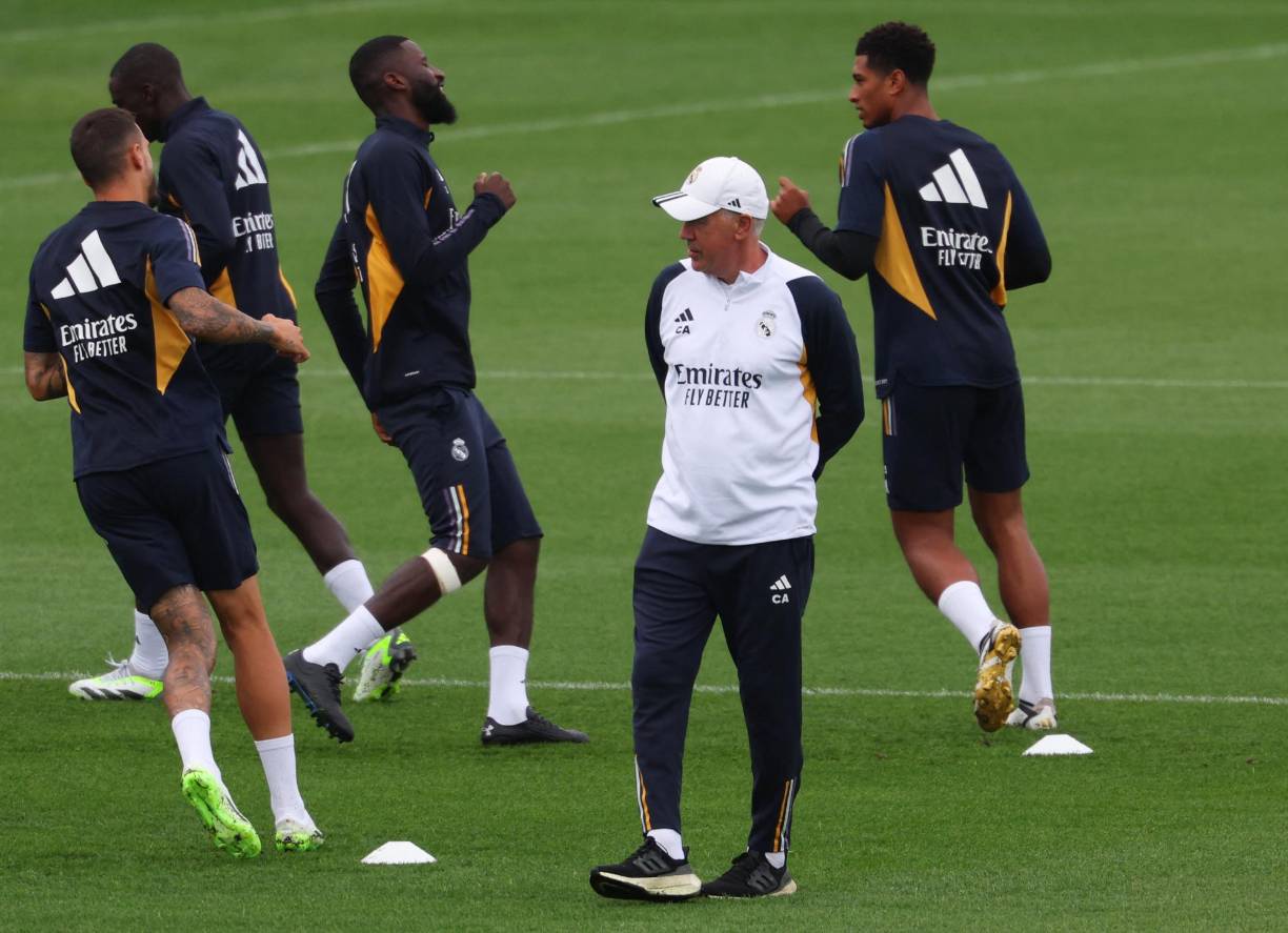 El equipo de Carlo Ancelotti buscará seguir con paso perfecto y recuperar el liderato de La Liga tras la remontada del Barcelona este sábado ante el Celta. Para el derbi, este sería el 11 de los blancos. 