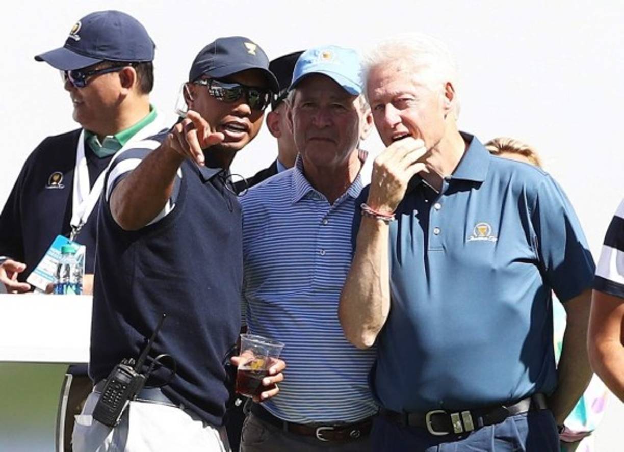 Los expresidentes George W. Bush y Bill Clinton saludaron al capitán adjunto de Estados Unidos en la Presidents Cup, Tiger Woods.