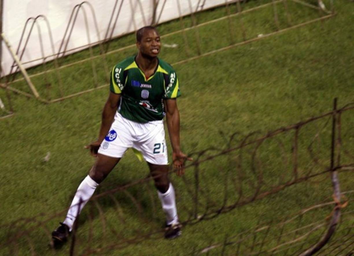 Andy Furtado: El delantero costarricense jugó en el Marathón y luego pasó a jugar a la Liga de China.