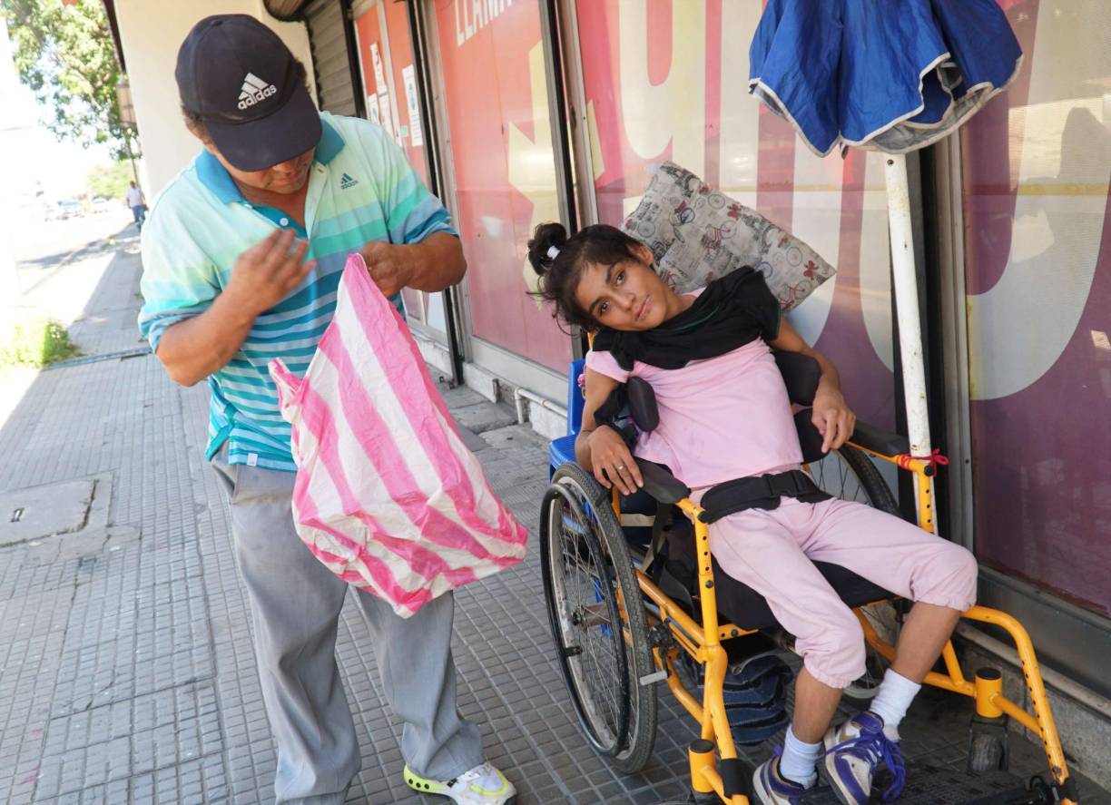 El padre relató que se dedica al comercio durante los fines de semana para comprar comida y medicamentos para su hija, pero que esto no es suficiente para costear los altos gastos relacionados con los problemas de salud de Abigail.