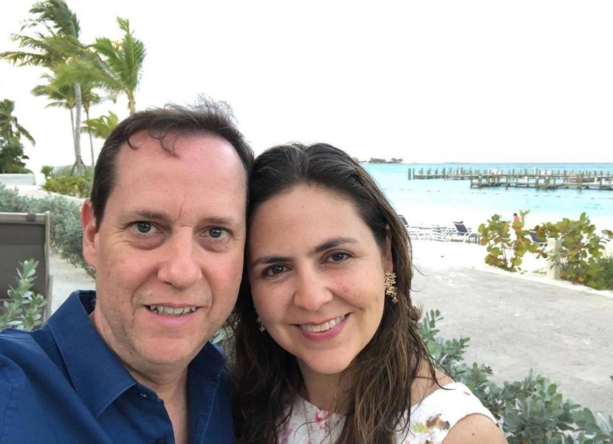 Paco Villa y Ethel Tame son hermanastros y se conocieron gracias a la relación que formaron sus padres, quienes indirectamente provocaron un matrimonio inesperado dentro de la familia.