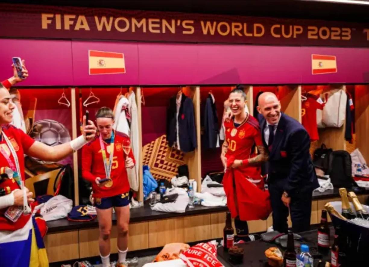 Luis Rubiales también fue captado en los vestidores tras la consagración de España.