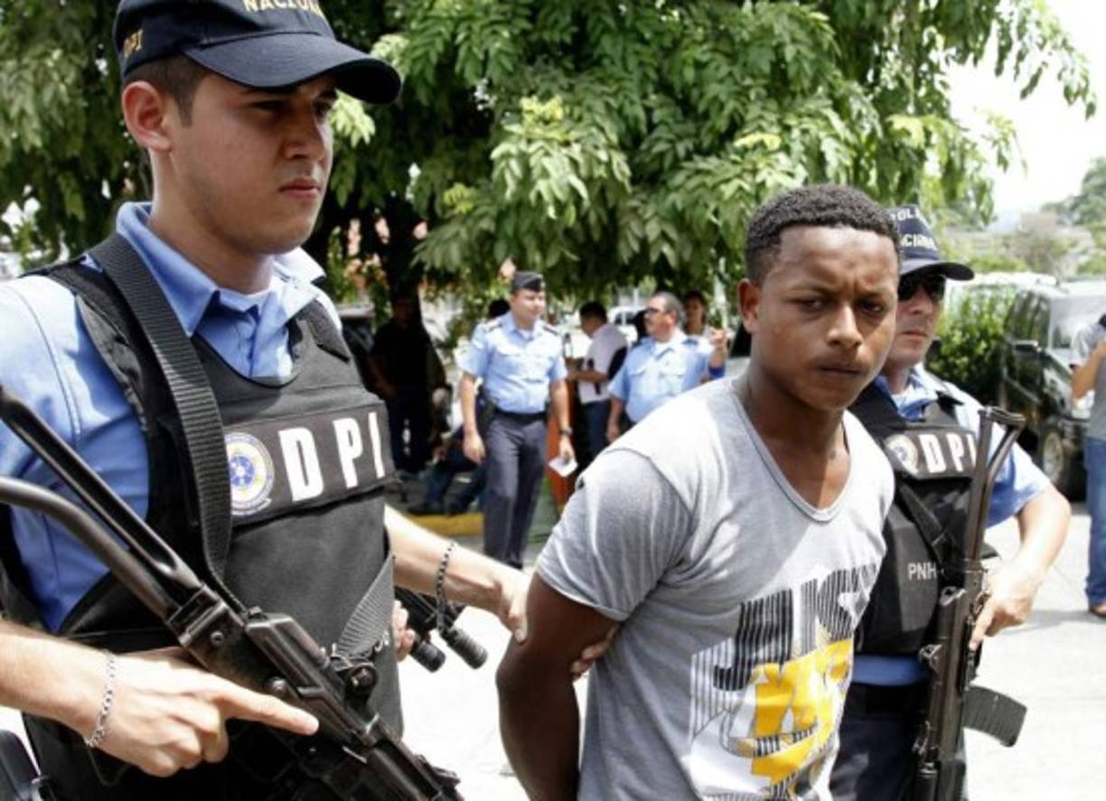 El supuesto asesino de un subinspector de la Policía Nacional fue capturado este jueves en la terminal de buses de Santa Bárbara. Brayan Salomón Moreira, recién graduado de la Academia Nacional de Policía (Anapo), fue acribillado en octubre de 2015 en San Pedro Sula. José Daniel Martínez Barrera fue capturado por agentes de la Dirección Policial de Investigaciones (DPI) y Sistema Estratégico de Recolección, Cotejamiento, Análisis y Archivo de Información (Sercaa).