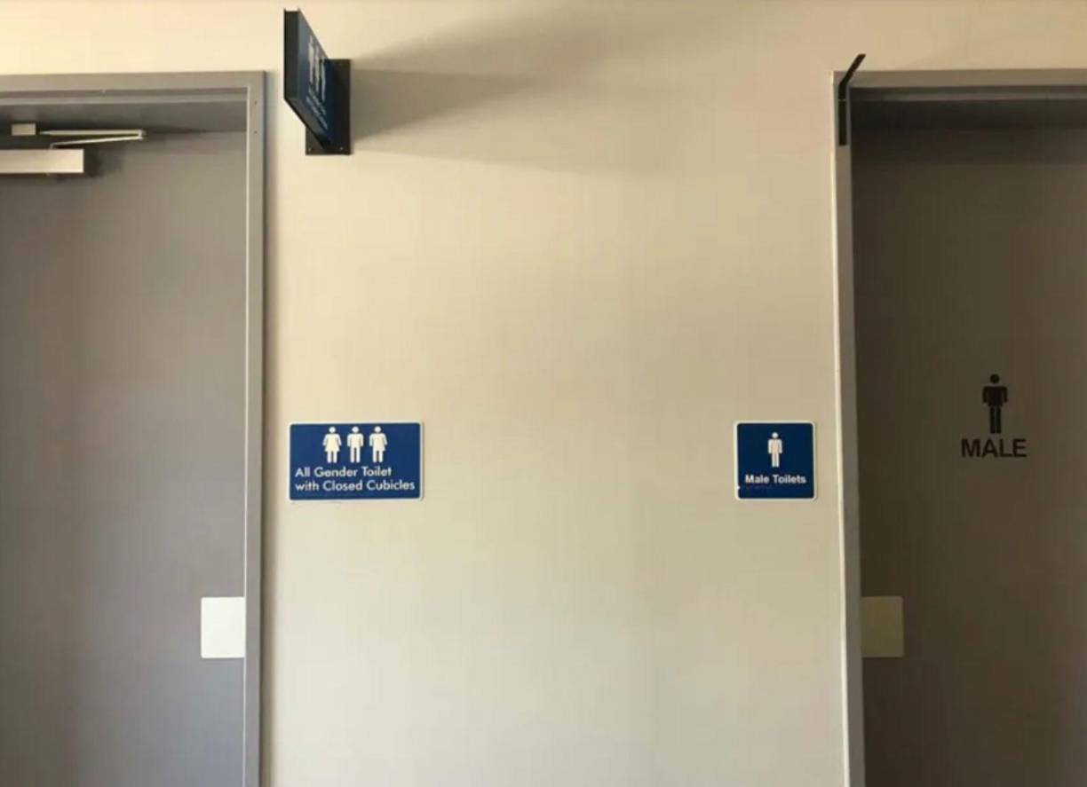 El gobernador, Gavin Newsom, de California firmó el fin de semana una ley donde las escuelas estarán obligadas a tener un baño neutro en cuanto al género.