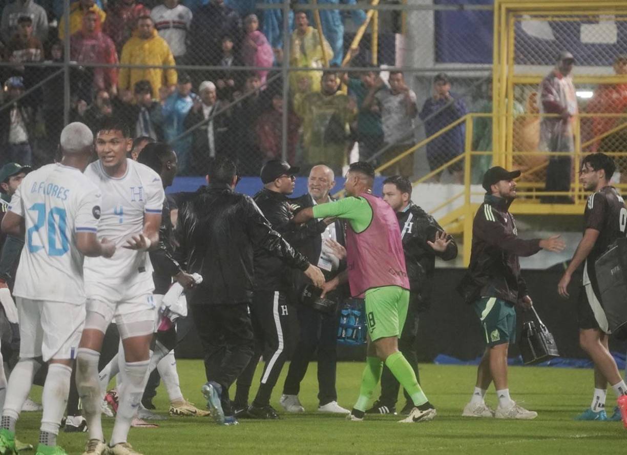 Partido caliente el que hubo en el estadio Morazán de San Pedro Sula entre Honduras y México.