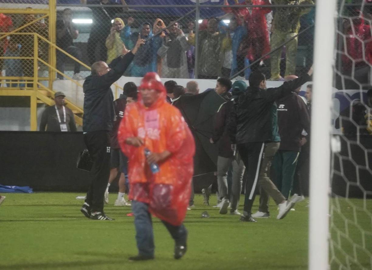 La gente de Honduras pidiendo a la afición que dejaran de lanzar objetos a los jugadores de la Selección de México que estaban saliendo de la cancha al final del partido.