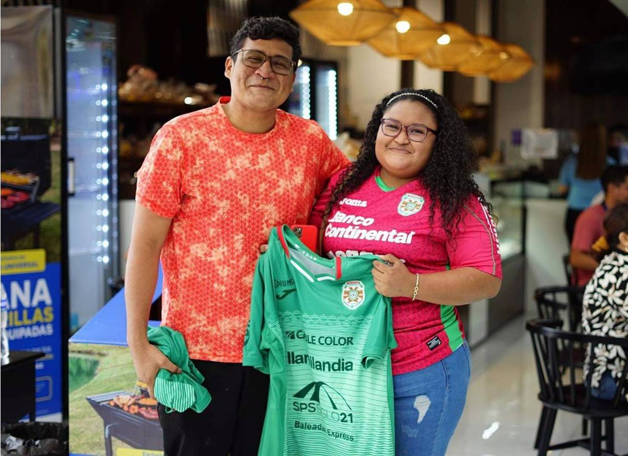 Los seguidores verdolagas posaron alegres con su indumentaria del Marathón.