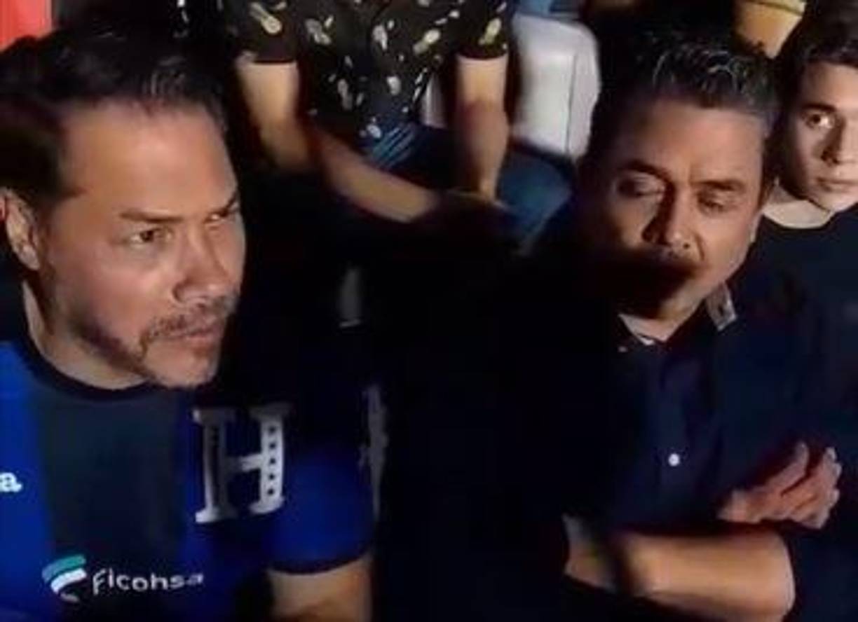 El exfuncionario se encontraba en el sector de silla cuando fue abordado repentinamente por un aficionado. 