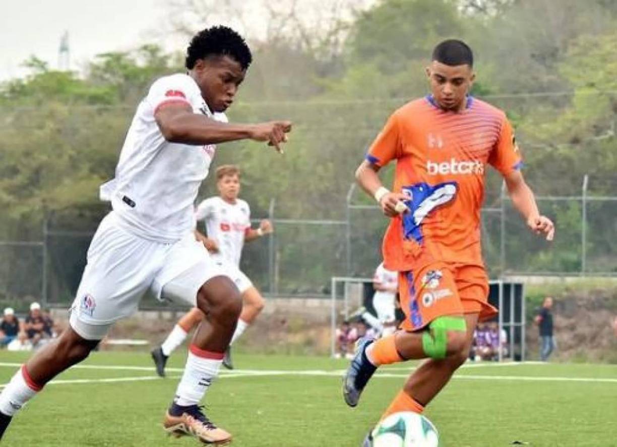 El delantero estuvo cedido en Lobos UPN a principios de este 2024 y allí disputó un total de 14 partidos. 