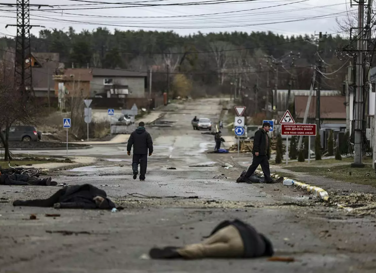 El 2 de abril, AFP es uno de los primeros medios internacionales en entrar en la recientemente liberada Bucha, en los suburbios de Kiev, donde los reporteros descubren los cuerpos de al menos 20 civiles, algunos con las manos atadas detrás de sus espaldas, desparramado en una calle residencial.