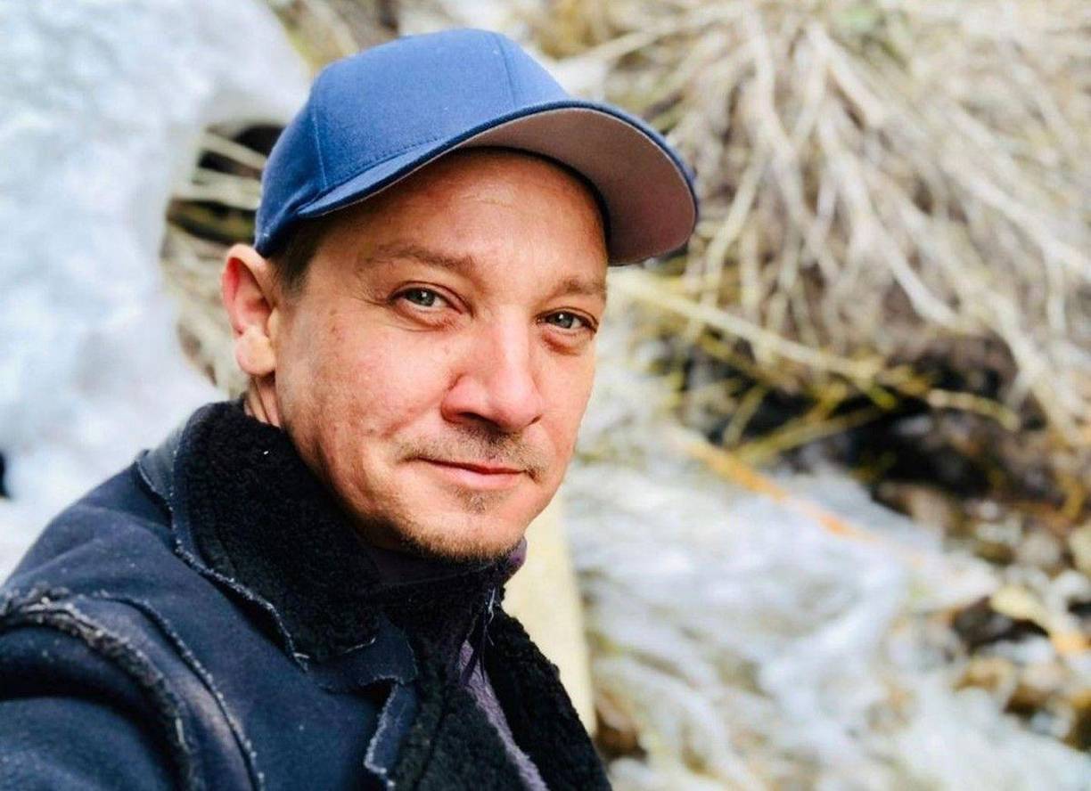 Como resultado de los hechos, la policía arribó al lugar y trató la escena como un probable crimen para comenzar con las indagatorias correspondientes.