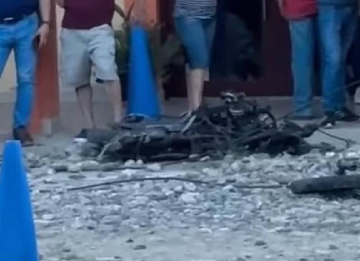 Mientras tanto, la motocicleta estaba quemada en su totalidad. La escena fue dantesca. 