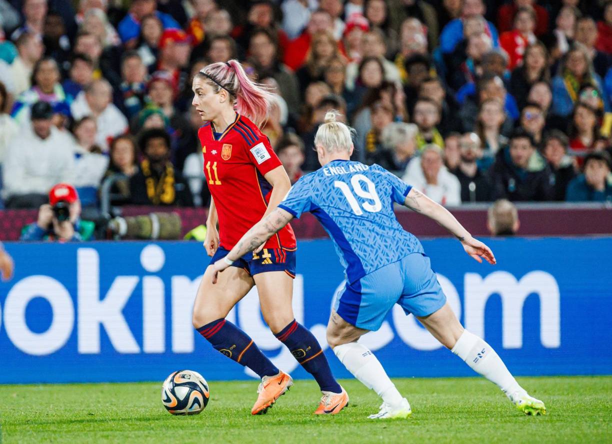 Inglaterra, en cambio, centró su juego en la solidez defensiva y los balones largos en busca de las internadas en profundidad de Alessia Russo y Lauren Hemp. La entrada de Alexia Putellas al cierre del partido permitió a España retomar el control de las acciones.