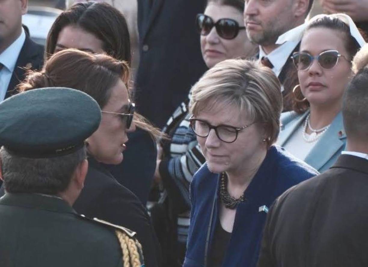 <b>Laura Dogu</b>, embajadora de <b>Estados Unidos</b> en <b>Honduras</b>, estuvo presente en la izada de la <b>Bandera Nacional</b> en el <b>Cerro Juana Laínez</b>, evento que estuvo encabezado por la presidenta <b>Xiomara Castro</b>. 