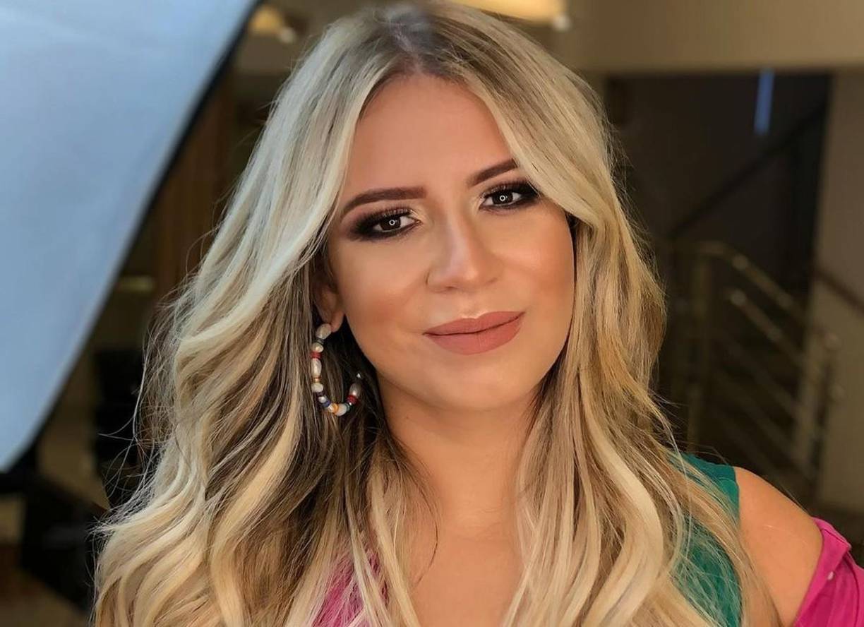 La joven cantante brasileña Marília Mendonça, una de las más populares del género “sertanejo” en Brasil, falleció este viernes junto a otras cuatro personas en un accidente aéreo en el estado de Minas Gerais, confirmaron los bomberos y su asesoría. 