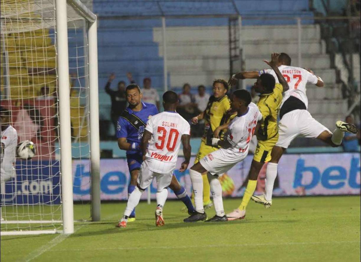 Bengtson apareció en el área chica para cabecear un centro y firmar su doblete de la noche.