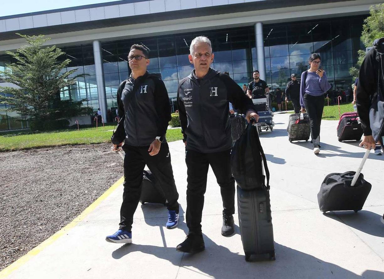 Reinaldo Rueda salió del Aeropuerto Internacional de Palmerola de Comayagua con rostro serio tras la derrota en México.