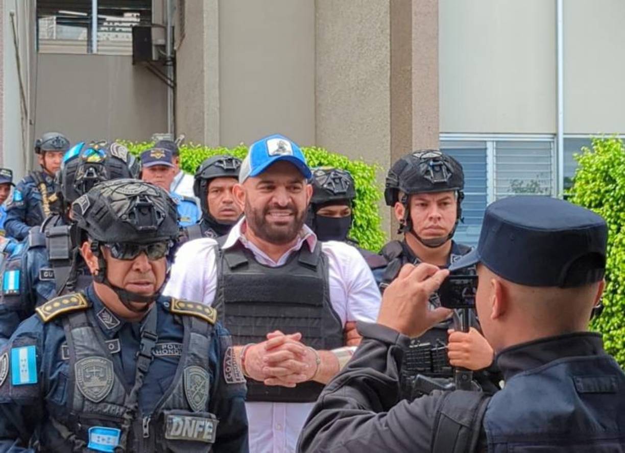 “Somos inocentes”, manifestó Cálix antes de ser trasladado en un vehículo Black Mamba hacia la sede de las Fuerzas Especiales, donde guarda arresto provisional desde el pasado 21 de junio. 