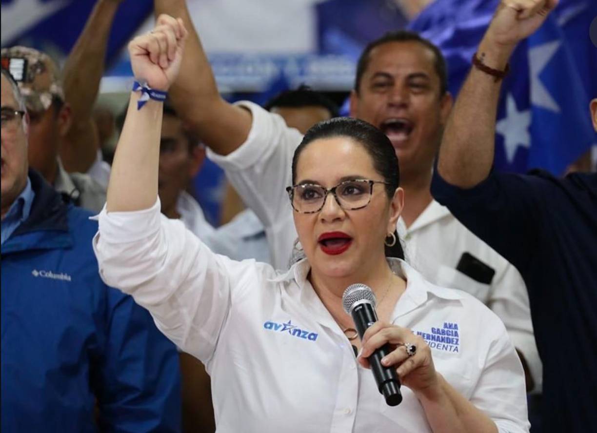 ”Como una mujer comprometida y que lucha por la democracia en mi país, condeno las acciones represivas del régimen dictatorial de Nicolás Maduro, contra la lideresa Maria Corina Machado quién fue violentamente detenida en Venezuela por defender la democracia en su país. Nuestras oraciones por su vida y su seguridad”, dijo García en sus primeras líneas.