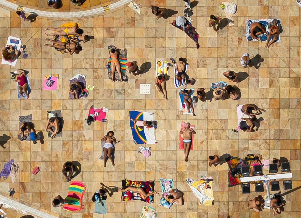 Recordemos que el pasado <b>17 de enero</b>, Río de Janeiro experimentó un clima similar, con una temperatura de <b>42 grados</b> y una sensación térmica de <b>60 grados</b>, afectando principalmente a los barrios más vulnerables, donde la densidad poblacional y las condiciones precarias de vivienda crean una “sensación de sauna”.