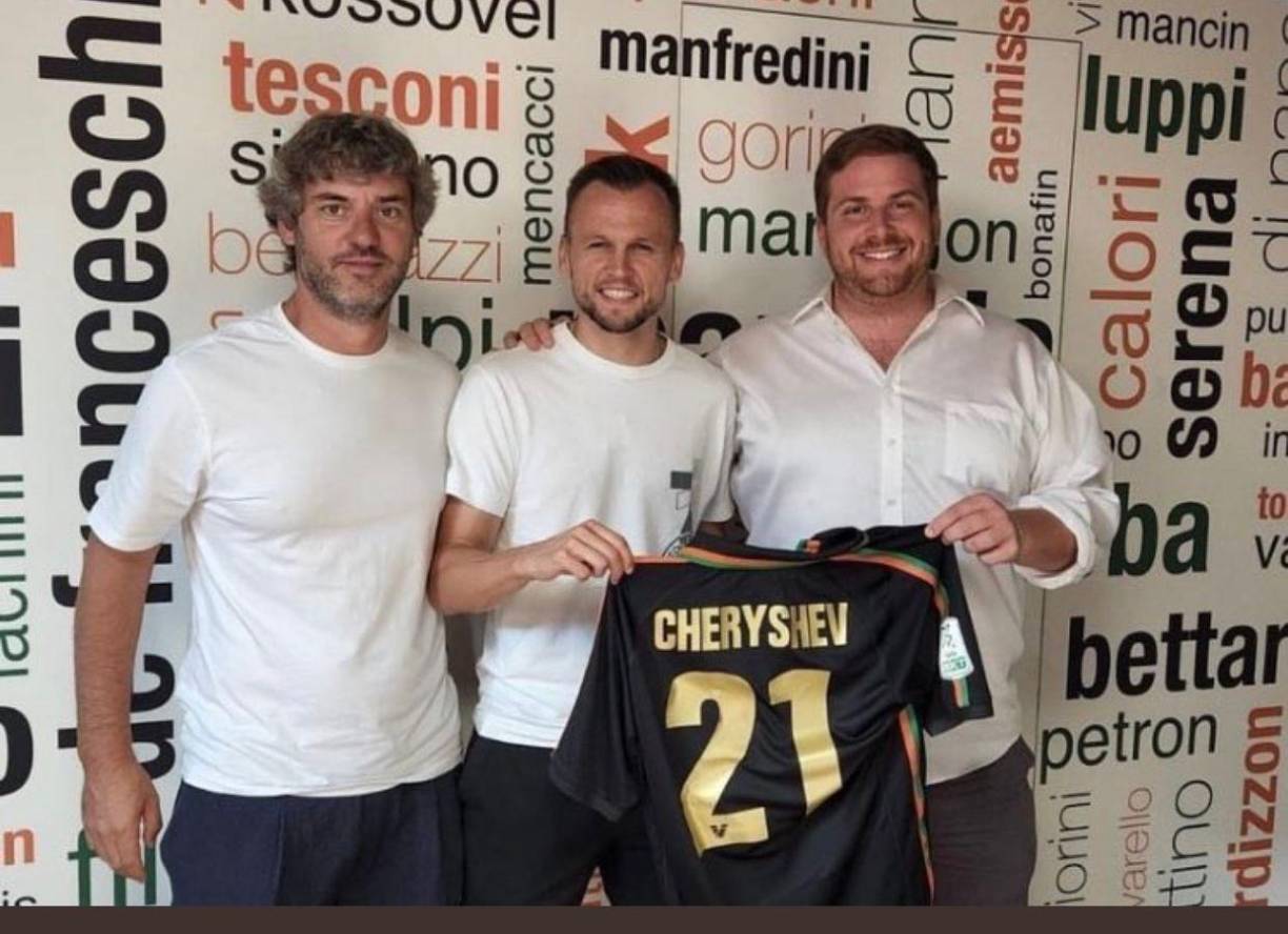 El delantero ruso Denis Cheryshev, que se encontraba sin equipo desde que acabó su contrato con el Valencia ha llegado a un acuerdo con el Venezia, de la segunda división de Italia.