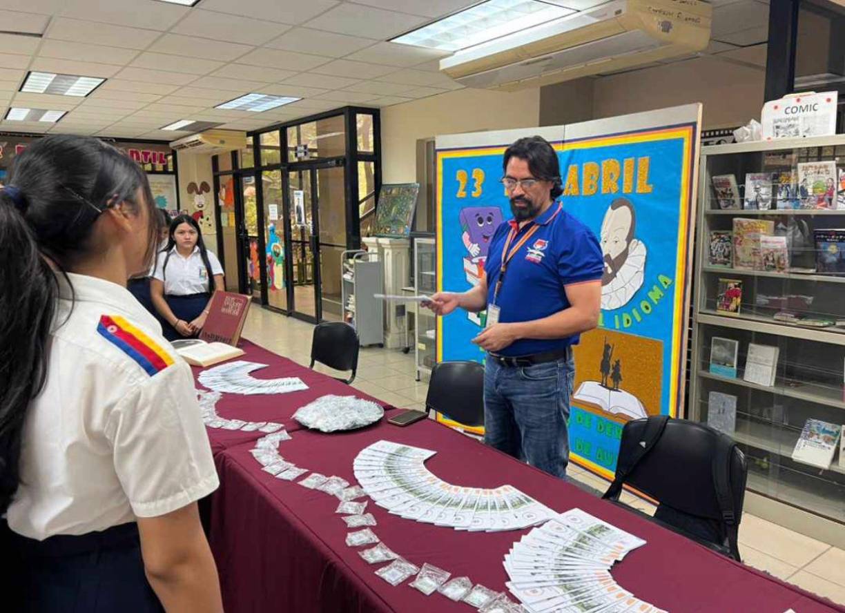 Los docentes y autoridades de los programas alternativos ofrecidos en este campus universitario, también dedicaron un espacio para informar a los estudiantes de media sobre los beneficios de ingresar a estudiar en esta modalidad.