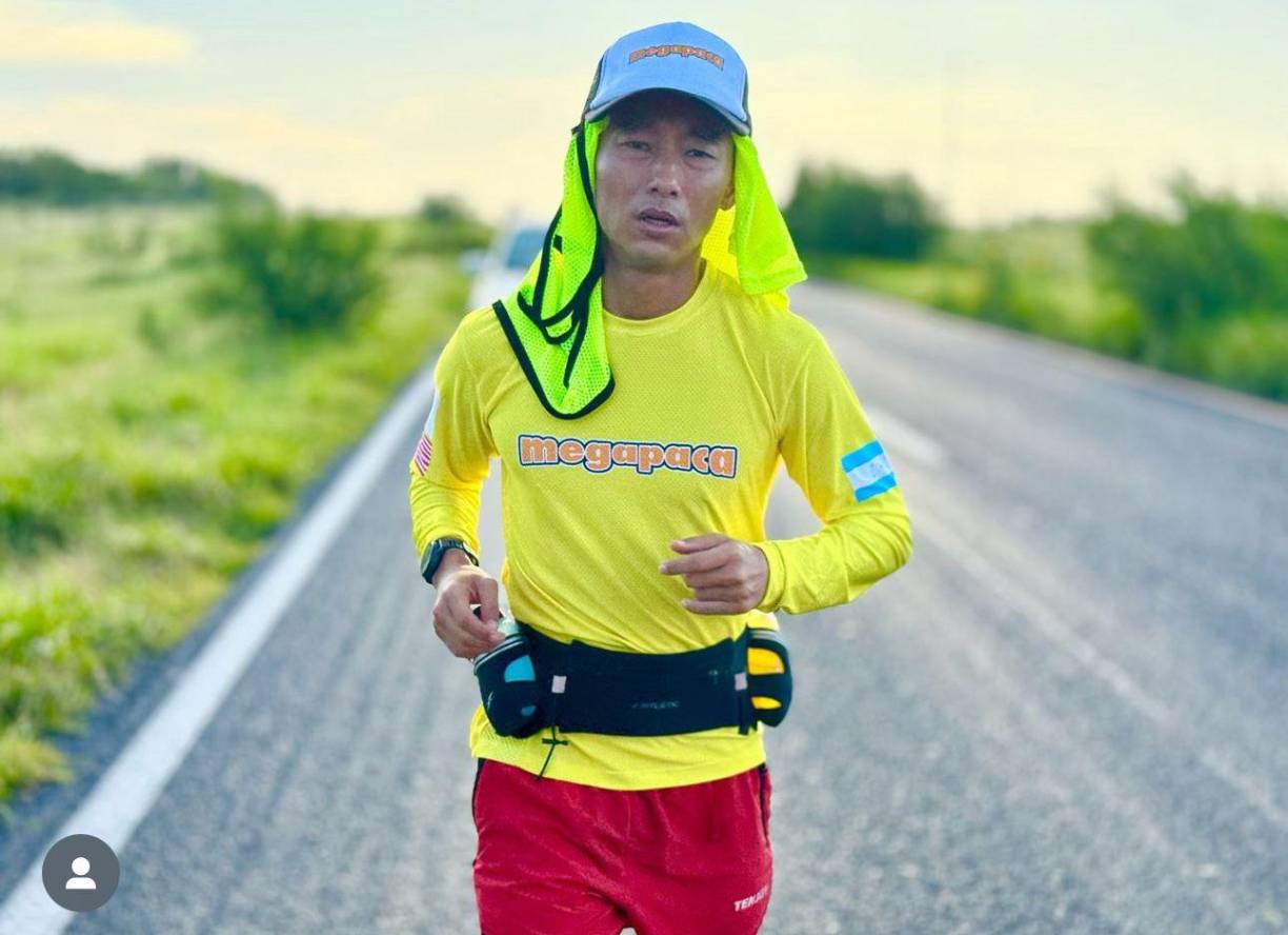 ”Mi gente, ya en unos minutos estaremos transmitiendo en vivo en Tiktok, si quieren ayudarnos pueden mandar sus regalos por ahí, lamentablemente Facebook nos ha desmonetizado por lo peligroso que es este reto, así que todos vamos para Tiktok a apoyar”, escribió Fujiyama.